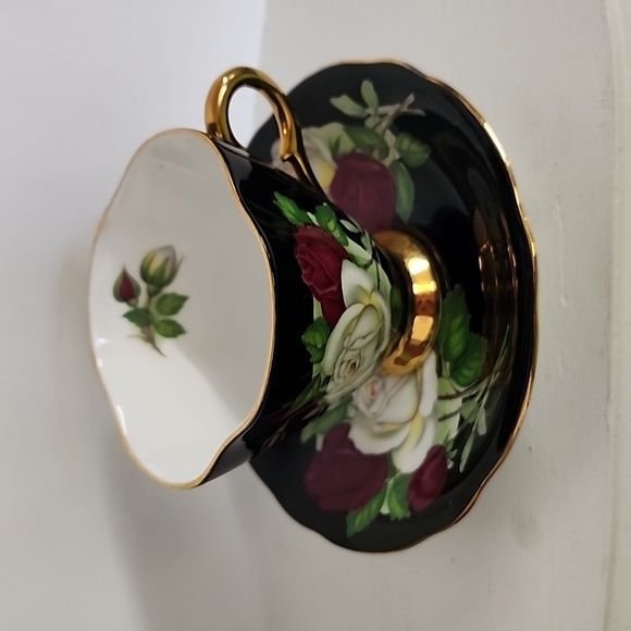 1950's Windsor England Bone China Tea Cup & Saucer Red/white/gold collectible - Picture 4 of 7